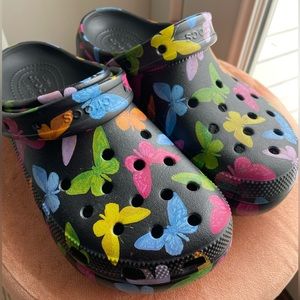 CROCS WOMEN'S CLASSIC PLATFORM GRAPHIC CLOG 🦋